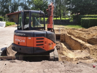 Kleine afbraakwerken met minigraver of 6,5 ton kraan
